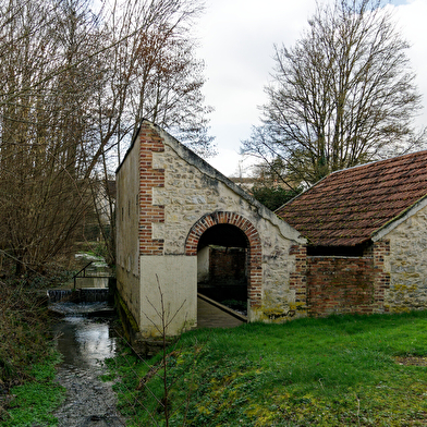 Que dirais-tu de découvrir un village de l’Yonne et ses environs tout en t’amusant ?