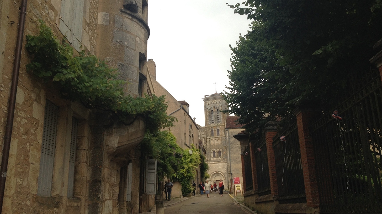 Une enquête à travers les ruelles de Vézelay pour découvrir le village