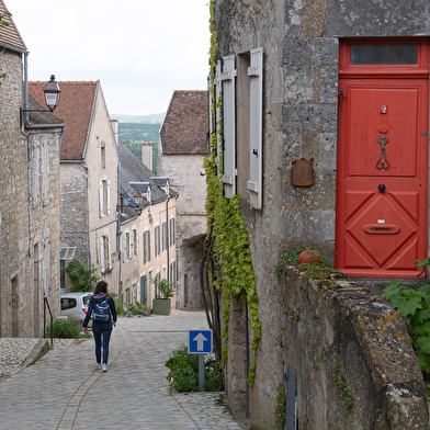 Une enquête à travers les ruelles de Vézelay pour découvrir le village