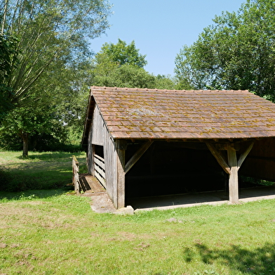 Que dirais-tu de découvrir un village de l’Yonne et ses environs tout en t’amusant ?