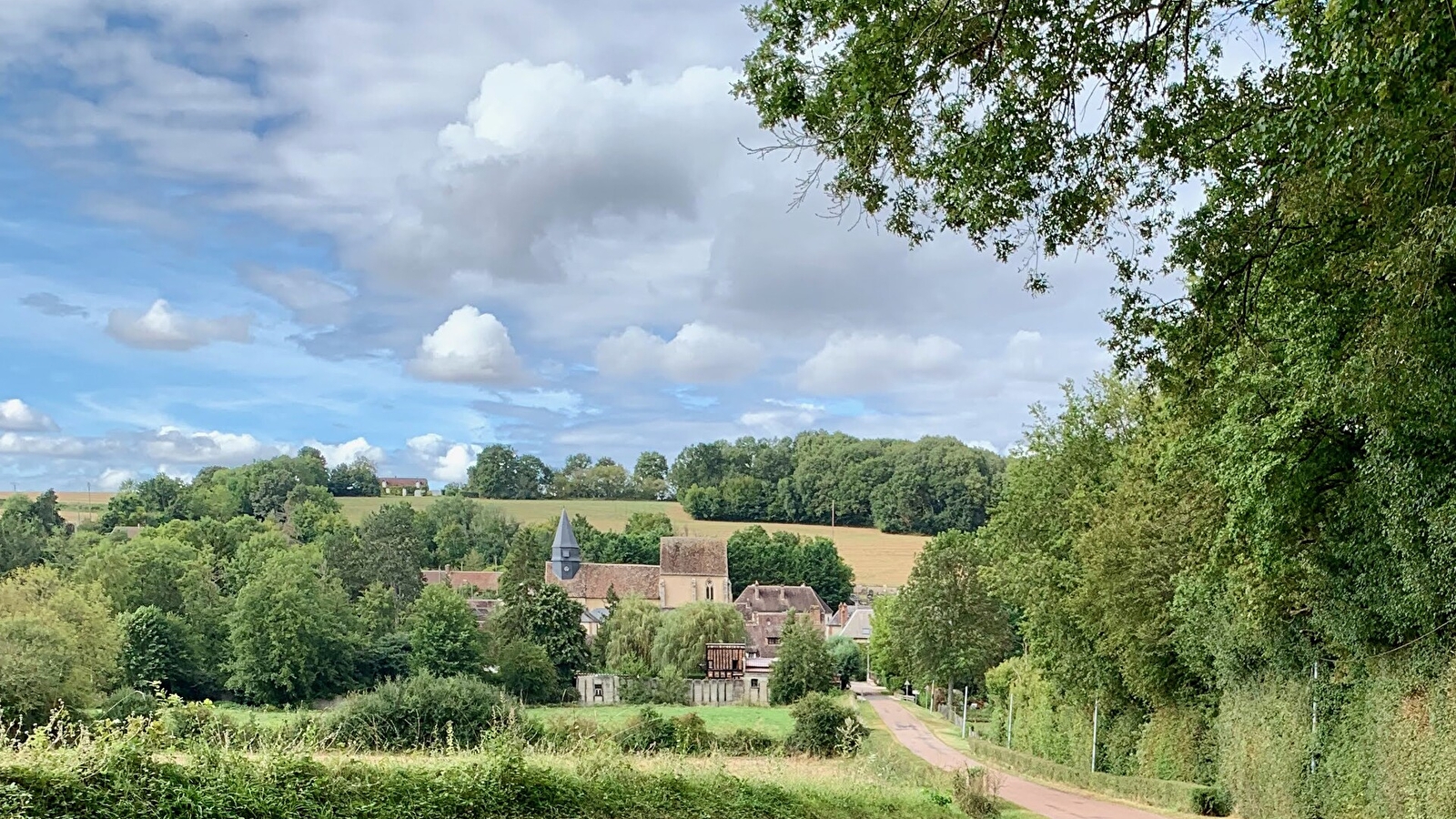 Que dirais-tu de découvrir un village de l’Yonne et ses environs tout en t’amusant ?