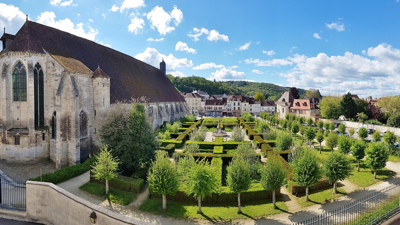 Plonge dans le passé avec l'Hôtel-Dieu vieux de plus de 700 ans !