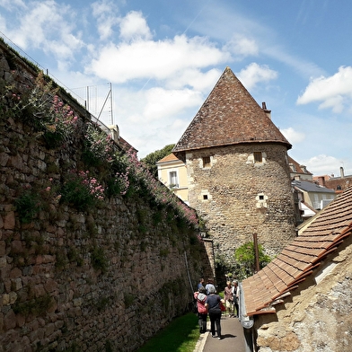 Grâce au livret-jeu de visite, pars à la découverte de la ville en t'amusant.